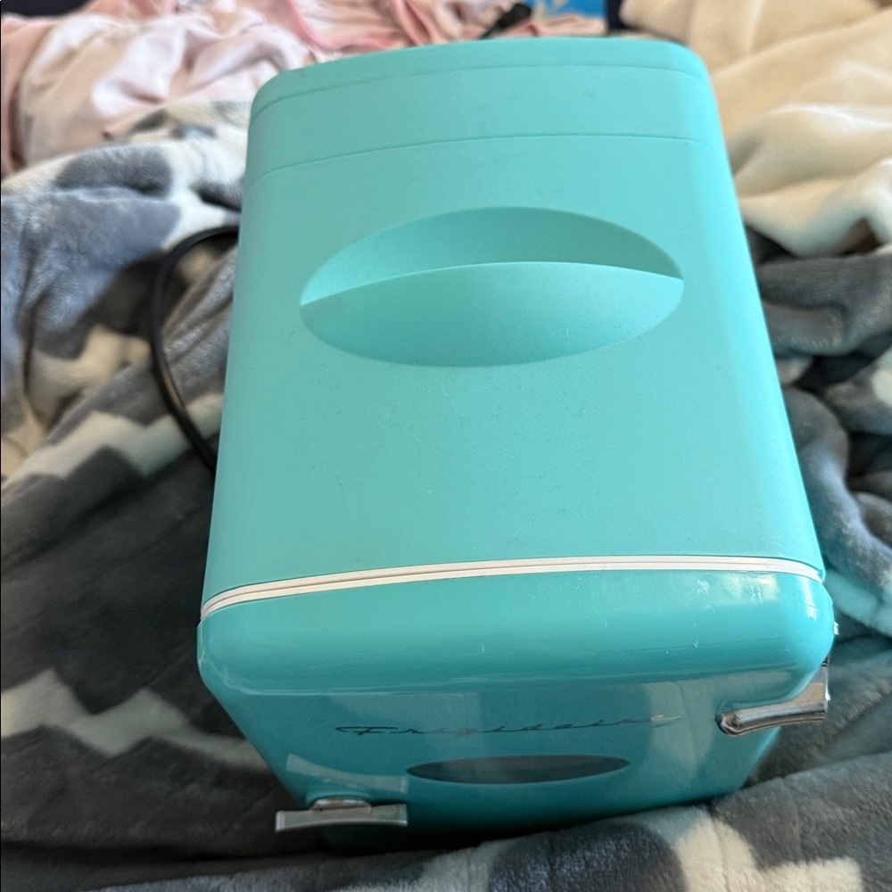 Frigidaire Mini Fridge in Aqua Blue - Picture 6 of 6